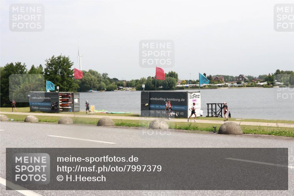 21.06.2025 - 27. Vierlanden-Triathlon H.Heesch http://msf.ph/oto/7997379 15.06.2025 11:32:30 Radfahren 889, 955 meine-sportfotos.de