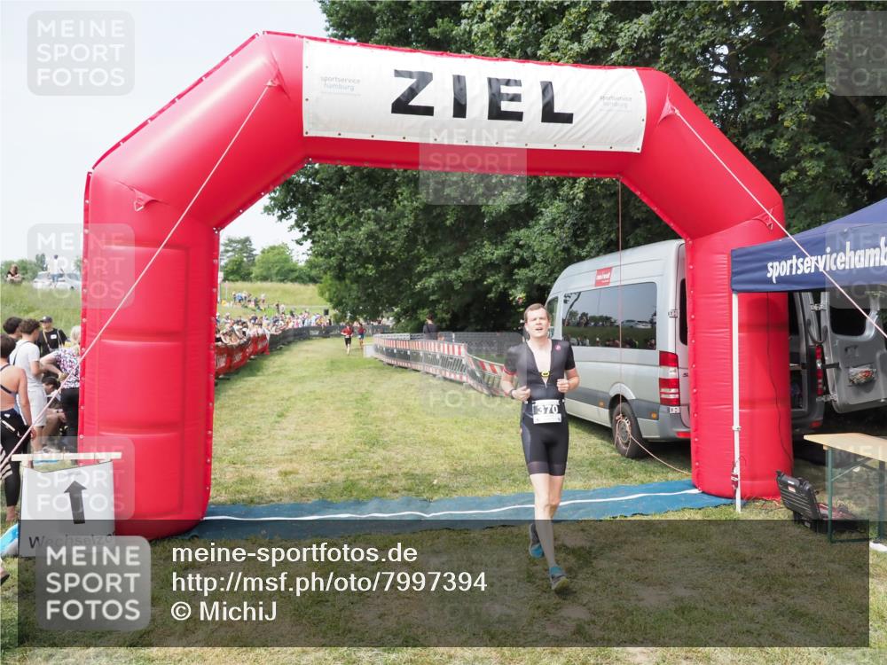 21.06.2025 - 27. Vierlanden-Triathlon MichiJ http://msf.ph/oto/7997394 15.06.2026 11:20:47 Ziel 370, 393 meine-sportfotos.de