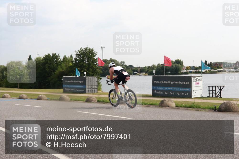 15.06.2025 - 27. Vierlanden-Triathlon H.Heesch http://msf.ph/oto/7997401 15.06.2025 09:36:01 Radfahren 115 meine-sportfotos.de