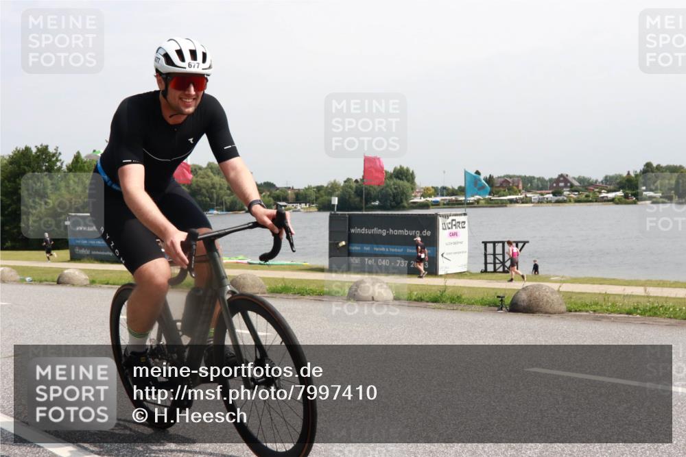 21.06.2025 - 27. Vierlanden-Triathlon H.Heesch http://msf.ph/oto/7997410 15.06.2025 11:32:33 Radfahren 677, 889 meine-sportfotos.de