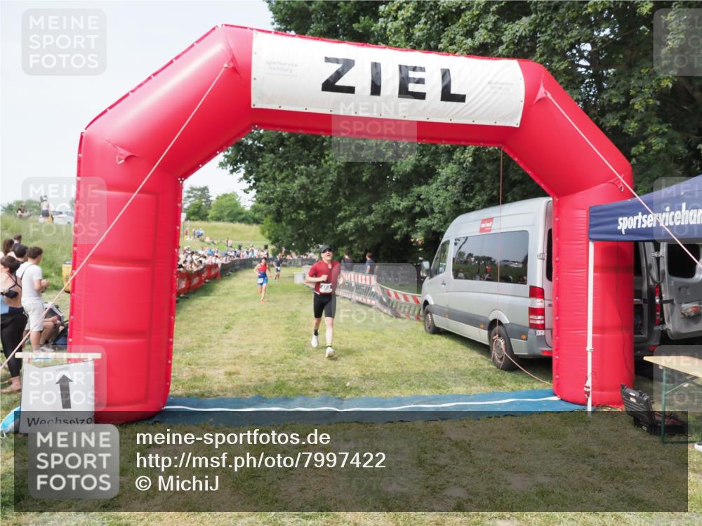 21.06.2025 - 27. Vierlanden-Triathlon MichiJ http://msf.ph/oto/7997422 15.06.2026 11:20:55 Ziel 450 meine-sportfotos.de