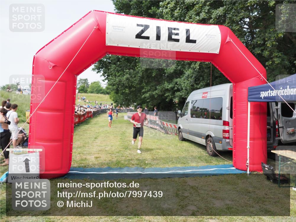 21.06.2025 - 27. Vierlanden-Triathlon MichiJ http://msf.ph/oto/7997439 15.06.2026 11:20:55 Ziel 450 meine-sportfotos.de