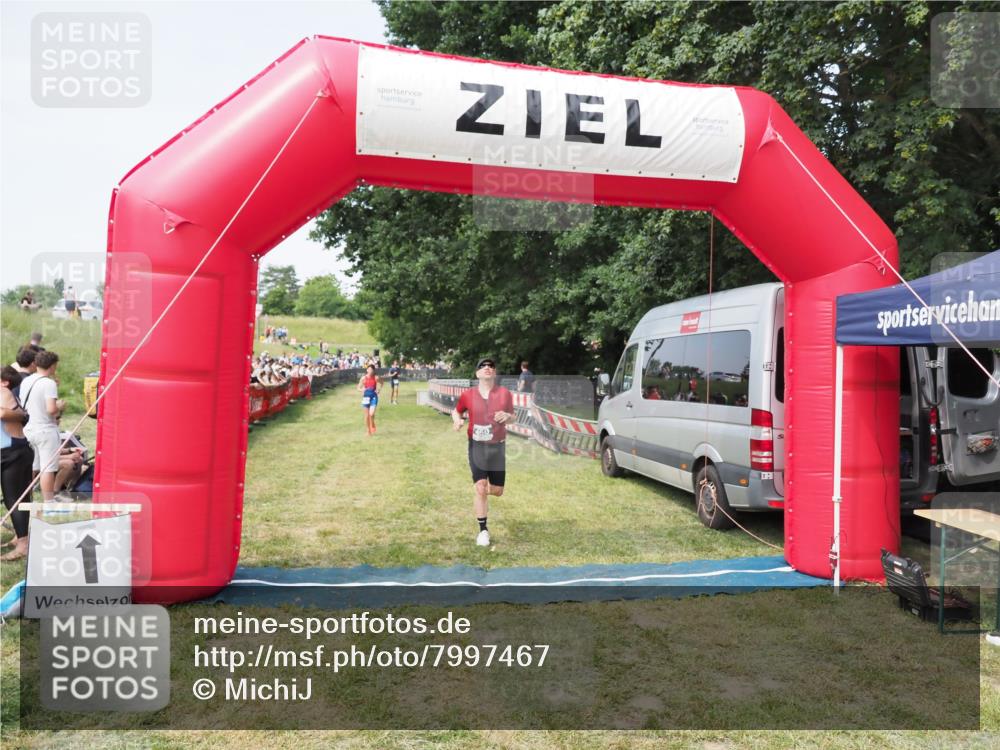 21.06.2025 - 27. Vierlanden-Triathlon MichiJ http://msf.ph/oto/7997467 15.06.2026 11:20:55 Ziel 450 meine-sportfotos.de
