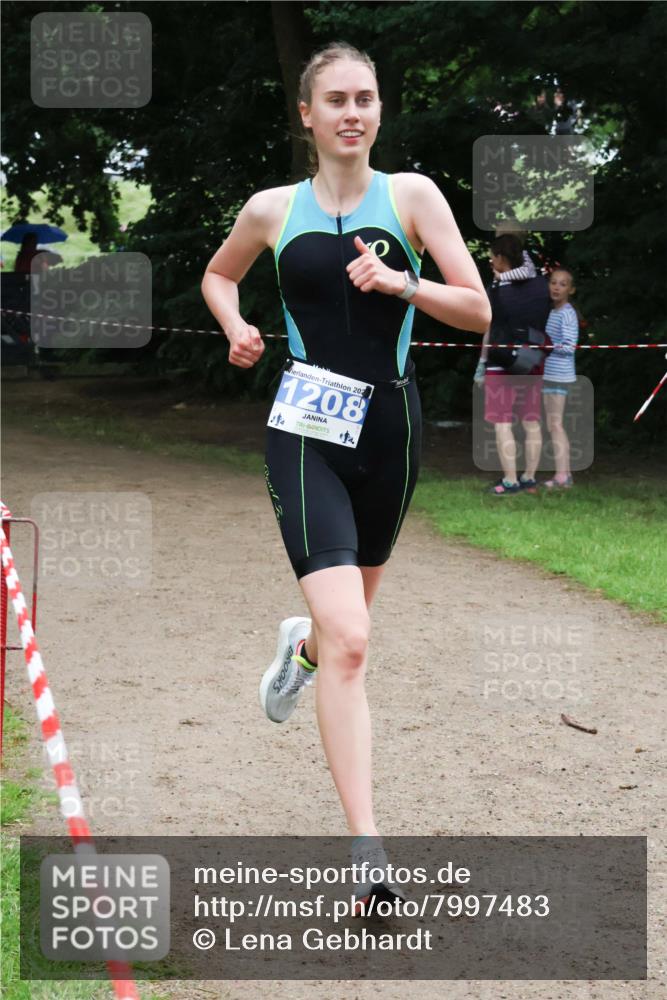 21.06.2025 - 27. Vierlanden-Triathlon Lena Gebhardt http://msf.ph/oto/7997483 15.06.2025 13:55:04 Laufen 1208 meine-sportfotos.de