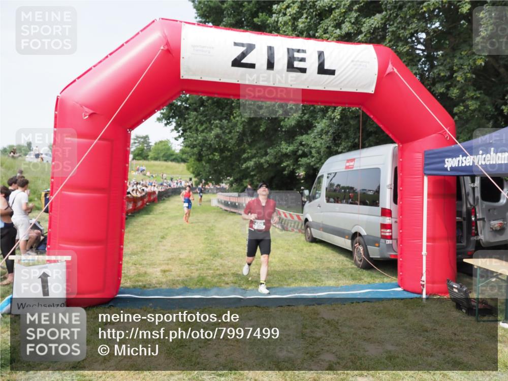 21.06.2025 - 27. Vierlanden-Triathlon MichiJ http://msf.ph/oto/7997499 15.06.2026 11:20:56 Ziel 450, 512 meine-sportfotos.de