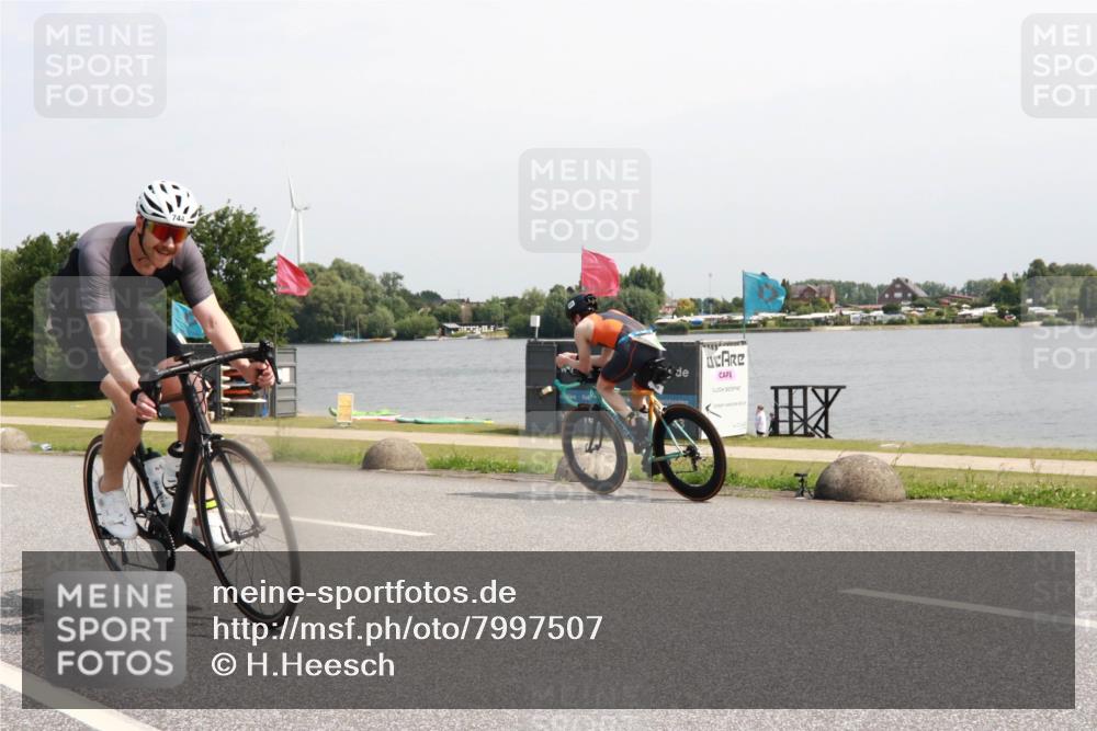 21.06.2025 - 27. Vierlanden-Triathlon H.Heesch http://msf.ph/oto/7997507 15.06.2025 11:32:57 Radfahren 718, 744, 771 meine-sportfotos.de