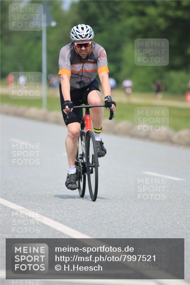 21.06.2025 - 27. Vierlanden-Triathlon H.Heesch http://msf.ph/oto/7997521 15.06.2025 12:25:15 Radfahren 801 meine-sportfotos.de