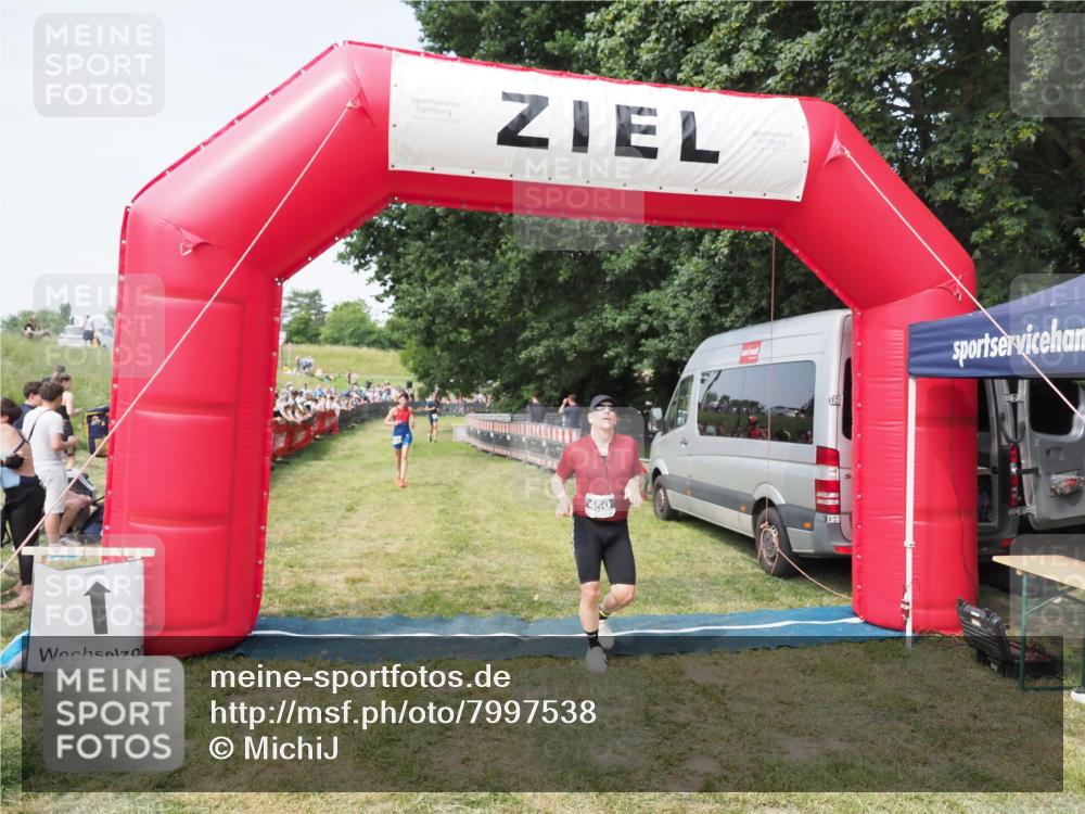 21.06.2025 - 27. Vierlanden-Triathlon MichiJ http://msf.ph/oto/7997538 15.06.2026 11:20:56 Ziel 450, 512 meine-sportfotos.de