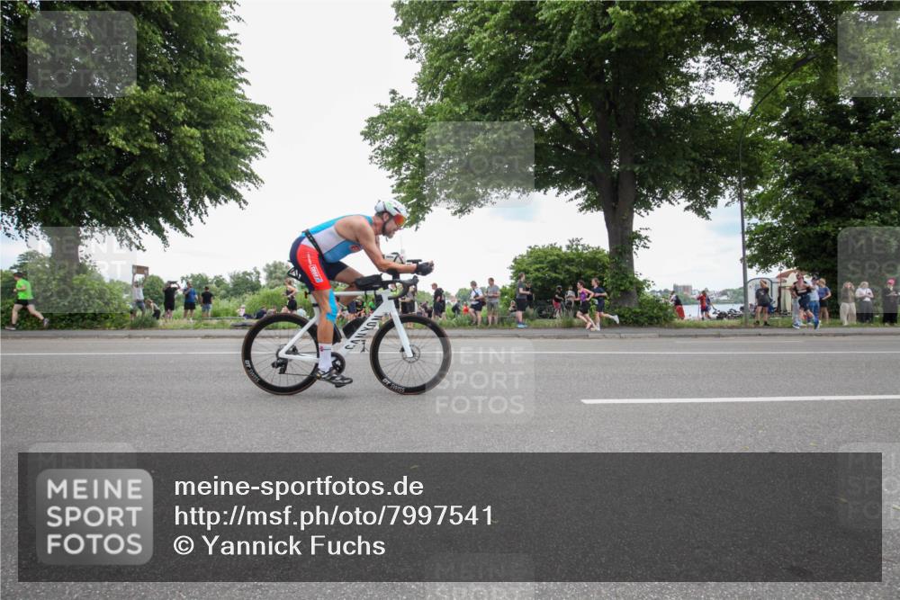 15.06.2025 - 7 Türme Triathlon Yannick Fuchs http://msf.ph/oto/7997541 15.06.2025 13:50:42 Radfahren 326, 389, 911, 1096 meine-sportfotos.de