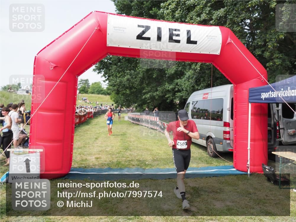 21.06.2025 - 27. Vierlanden-Triathlon MichiJ http://msf.ph/oto/7997574 15.06.2026 11:20:57 Ziel 450, 512 meine-sportfotos.de