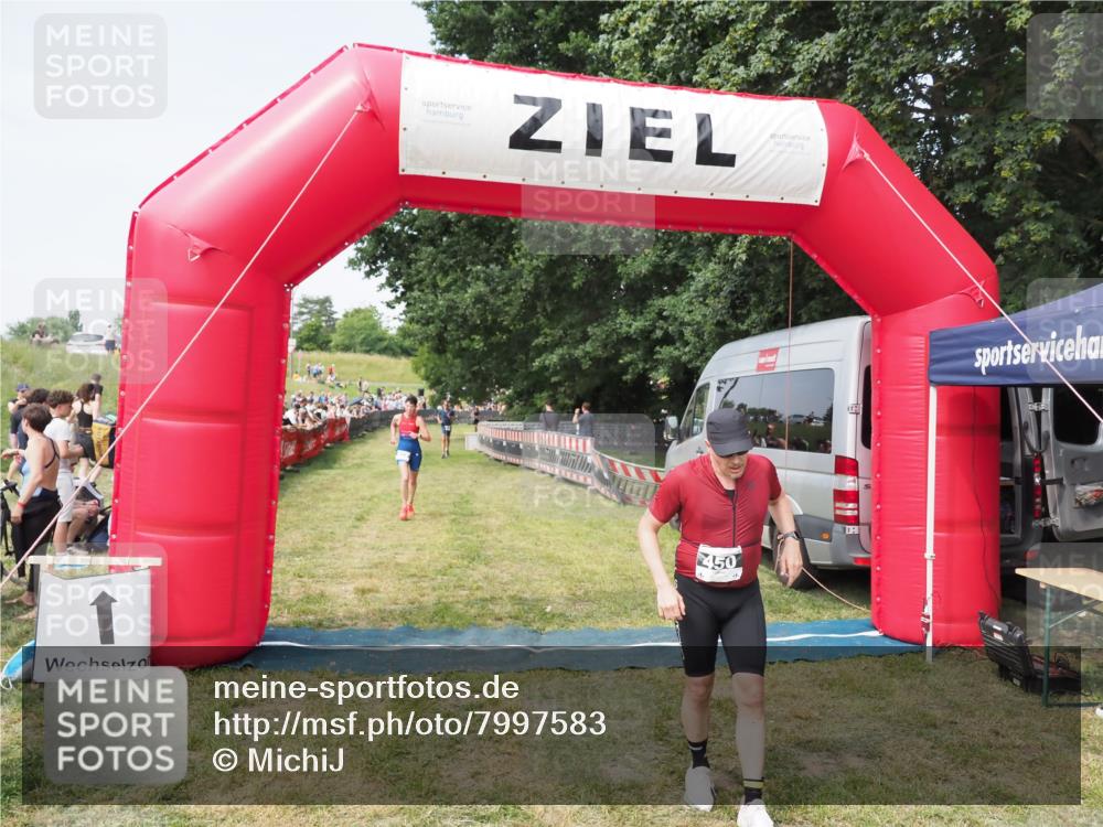 21.06.2025 - 27. Vierlanden-Triathlon MichiJ http://msf.ph/oto/7997583 15.06.2026 11:20:57 Ziel 450, 512 meine-sportfotos.de