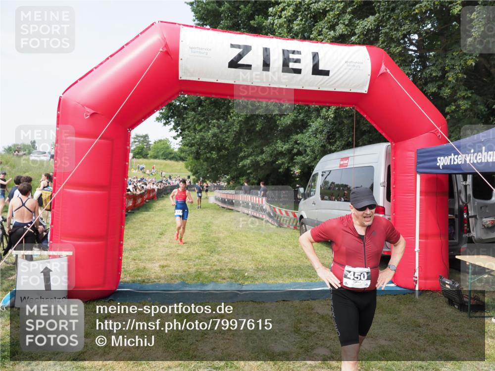21.06.2025 - 27. Vierlanden-Triathlon MichiJ http://msf.ph/oto/7997615 15.06.2026 11:20:58 Ziel 450, 512 meine-sportfotos.de