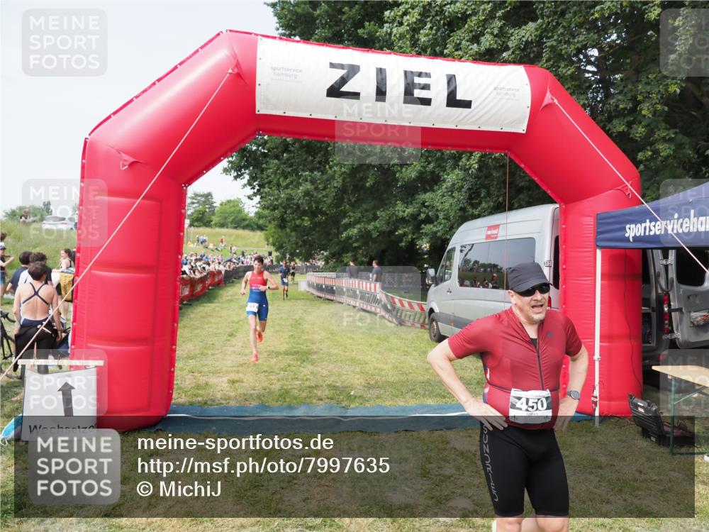 21.06.2025 - 27. Vierlanden-Triathlon MichiJ http://msf.ph/oto/7997635 15.06.2026 11:20:58 Ziel 450, 512 meine-sportfotos.de
