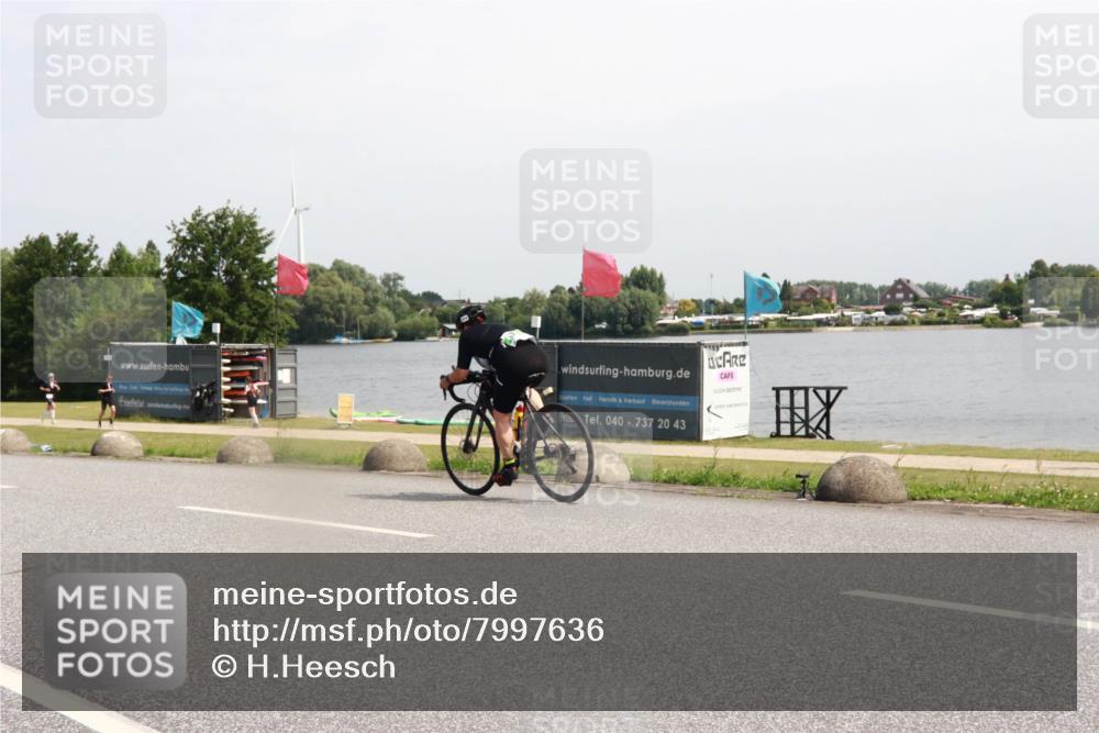 21.06.2025 - 27. Vierlanden-Triathlon H.Heesch http://msf.ph/oto/7997636 15.06.2025 11:33:17 Radfahren 914, 950 meine-sportfotos.de