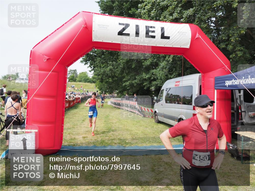 21.06.2025 - 27. Vierlanden-Triathlon MichiJ http://msf.ph/oto/7997645 15.06.2026 11:20:59 Ziel 450, 512 meine-sportfotos.de