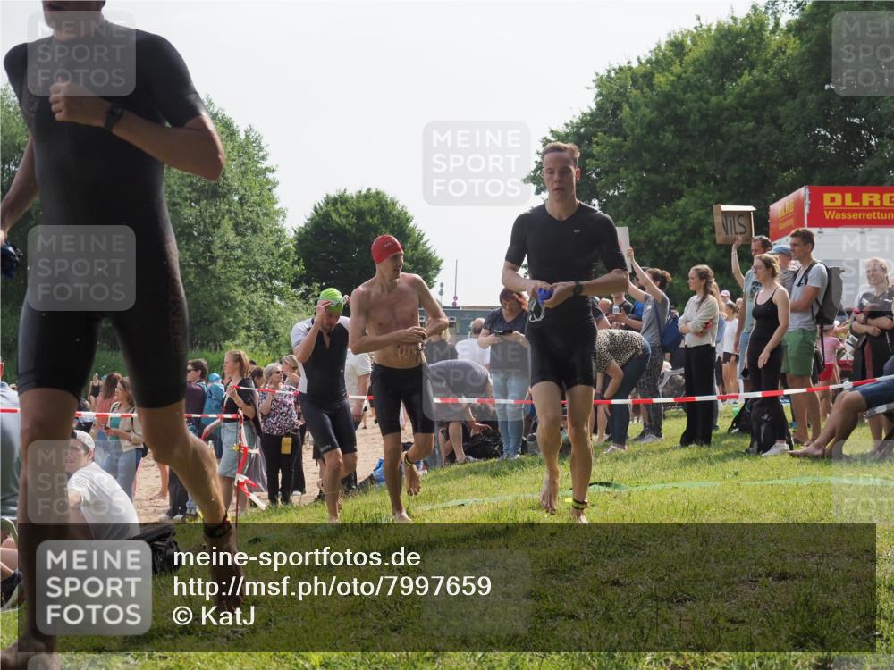 15.06.2025 - 27. Vierlanden-Triathlon KatJ http://msf.ph/oto/7997659 15.06.2025 09:55:56 Schwimmen 280, 283, 300, 303, 308, 310, 312, 322, 331, 338 meine-sportfotos.de