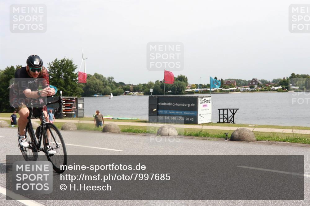 21.06.2025 - 27. Vierlanden-Triathlon H.Heesch http://msf.ph/oto/7997685 15.06.2025 11:33:44 Radfahren 150, 229 meine-sportfotos.de