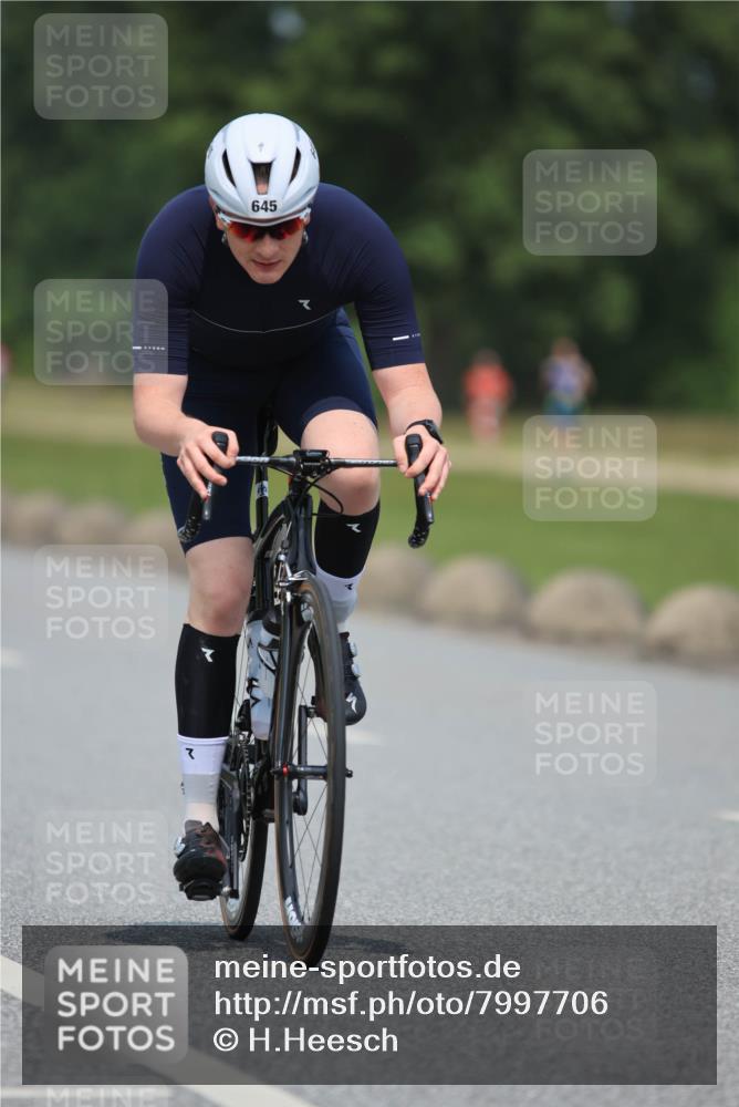 21.06.2025 - 27. Vierlanden-Triathlon H.Heesch http://msf.ph/oto/7997706 15.06.2025 12:25:44 Radfahren 645, 981 meine-sportfotos.de