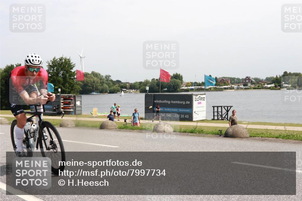 21.06.2025 - 27. Vierlanden-Triathlon H.Heesch http://msf.ph/oto/7997734 15.06.2025 11:33:52 Radfahren 238, 661, 692 meine-sportfotos.de