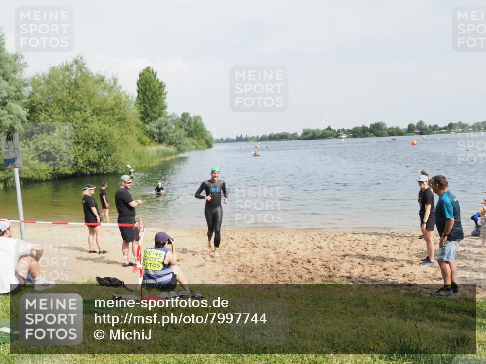 21.06.2025 - 27. Vierlanden-Triathlon MichiJ http://msf.ph/oto/7997744 15.06.2026 09:59:45 Schwimmen 266 meine-sportfotos.de