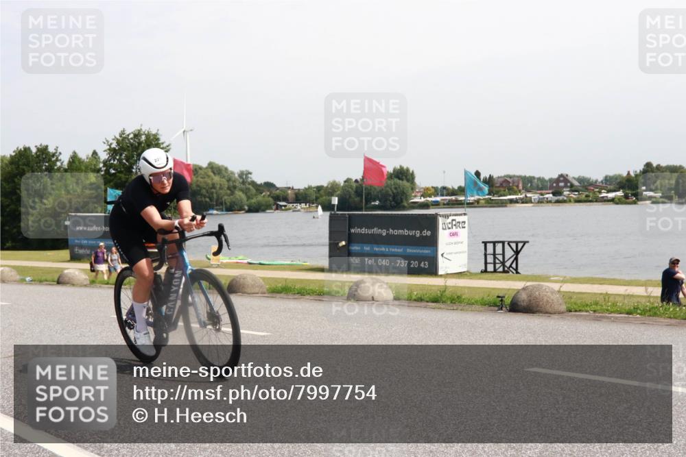 21.06.2025 - 27. Vierlanden-Triathlon H.Heesch http://msf.ph/oto/7997754 15.06.2025 11:34:02 Radfahren 221, 241 meine-sportfotos.de