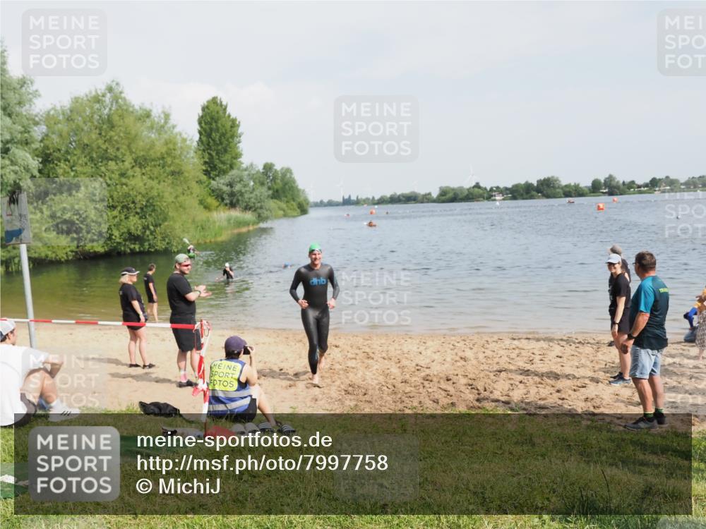 21.06.2025 - 27. Vierlanden-Triathlon MichiJ http://msf.ph/oto/7997758 15.06.2026 09:59:46 Schwimmen 266 meine-sportfotos.de
