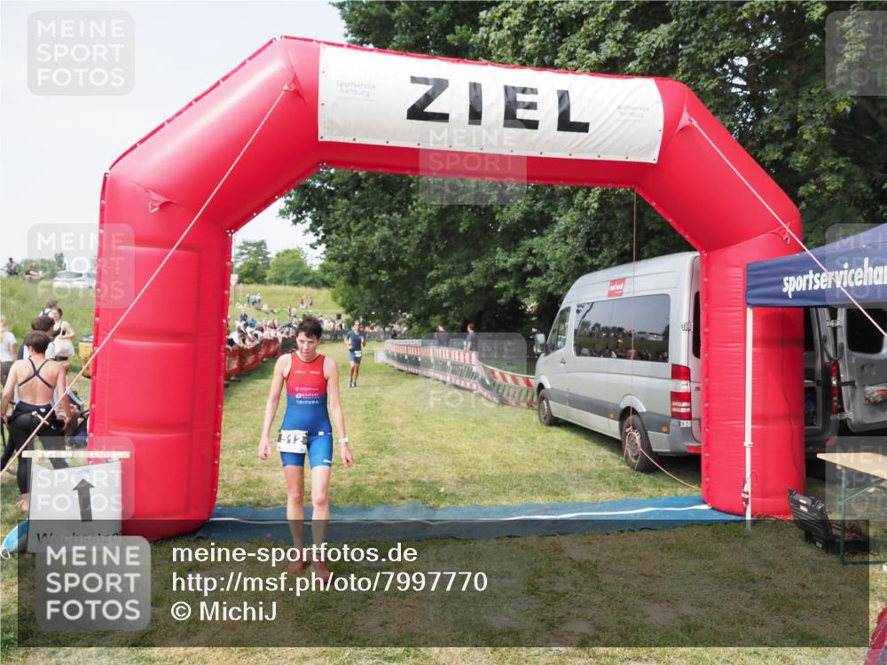 21.06.2025 - 27. Vierlanden-Triathlon MichiJ http://msf.ph/oto/7997770 15.06.2026 11:21:00 Ziel 450, 512 meine-sportfotos.de