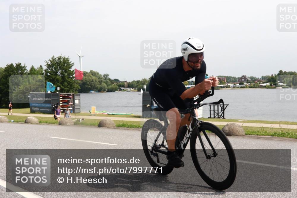 21.06.2025 - 27. Vierlanden-Triathlon H.Heesch http://msf.ph/oto/7997771 15.06.2025 11:34:04 Radfahren 221 meine-sportfotos.de