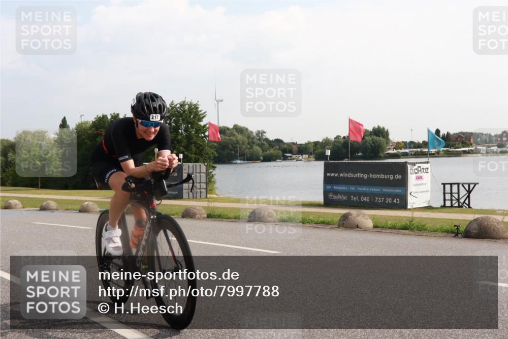 15.06.2025 - 27. Vierlanden-Triathlon H.Heesch http://msf.ph/oto/7997788 15.06.2025 09:41:15 Radfahren 217, 227 meine-sportfotos.de