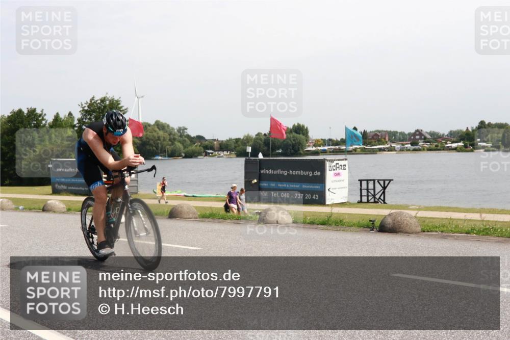 21.06.2025 - 27. Vierlanden-Triathlon H.Heesch http://msf.ph/oto/7997791 15.06.2025 11:34:10 Radfahren 654, 711 meine-sportfotos.de