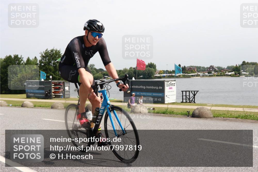 21.06.2025 - 27. Vierlanden-Triathlon H.Heesch http://msf.ph/oto/7997819 15.06.2025 11:34:11 Radfahren 654, 711 meine-sportfotos.de