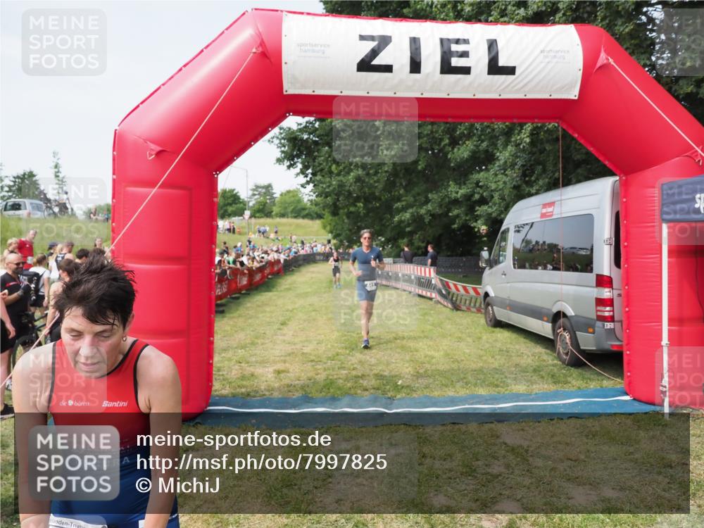 21.06.2025 - 27. Vierlanden-Triathlon MichiJ http://msf.ph/oto/7997825 15.06.2026 11:21:04 Ziel 409, 441, 512 meine-sportfotos.de