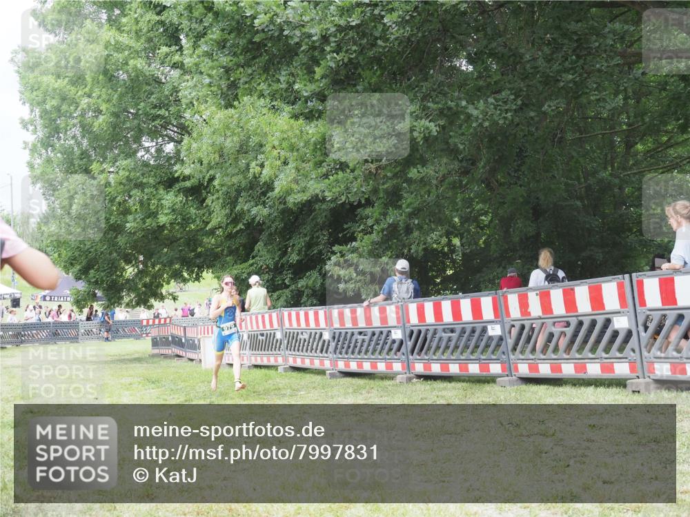 21.06.2025 - 27. Vierlanden-Triathlon KatJ http://msf.ph/oto/7997831 15.06.2025 12:52:06 Ziel 979 meine-sportfotos.de