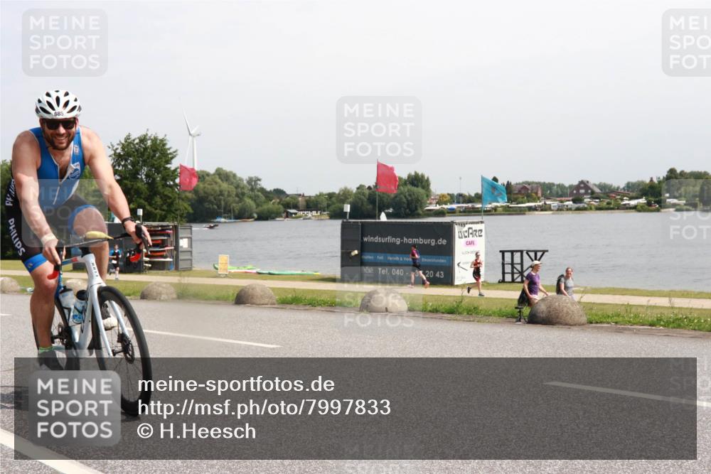 21.06.2025 - 27. Vierlanden-Triathlon H.Heesch http://msf.ph/oto/7997833 15.06.2025 11:34:15 Radfahren 654, 685, 711 meine-sportfotos.de