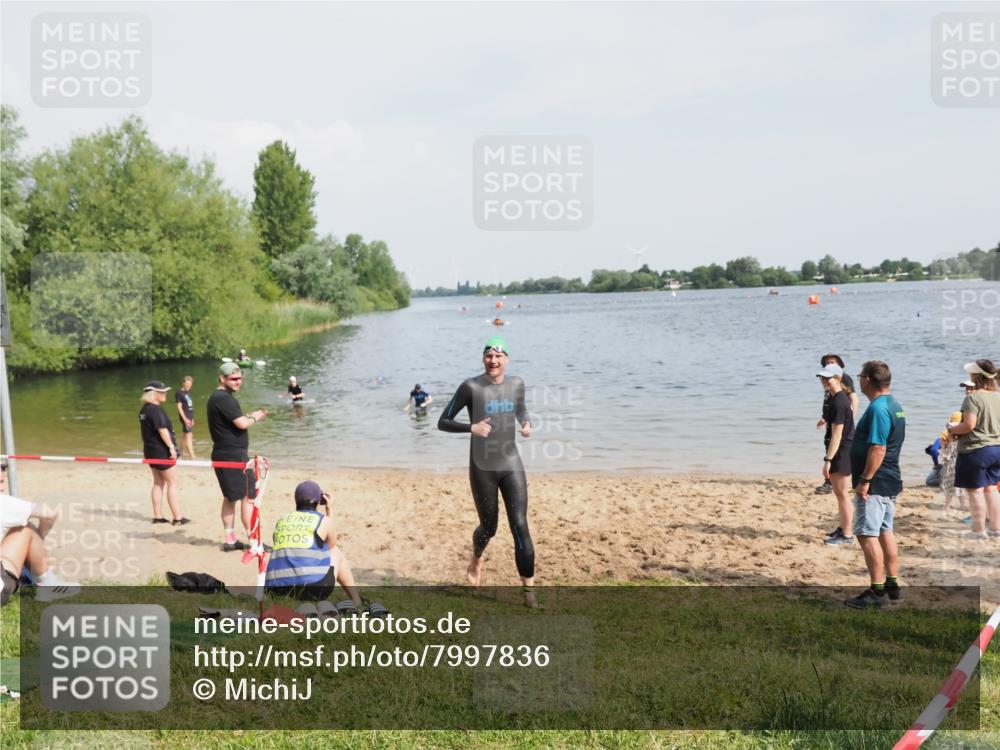 21.06.2025 - 27. Vierlanden-Triathlon MichiJ http://msf.ph/oto/7997836 15.06.2026 09:59:47 Schwimmen 266 meine-sportfotos.de