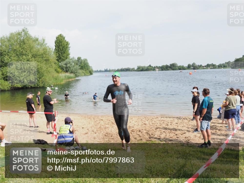 21.06.2025 - 27. Vierlanden-Triathlon MichiJ http://msf.ph/oto/7997863 15.06.2026 09:59:48 Schwimmen 266, 351, 358 meine-sportfotos.de