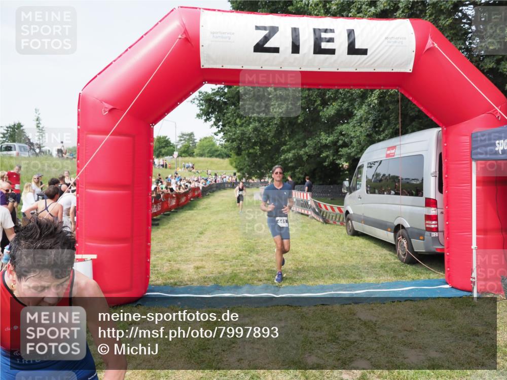 21.06.2025 - 27. Vierlanden-Triathlon MichiJ http://msf.ph/oto/7997893 15.06.2026 11:21:05 Ziel 409, 441, 512 meine-sportfotos.de