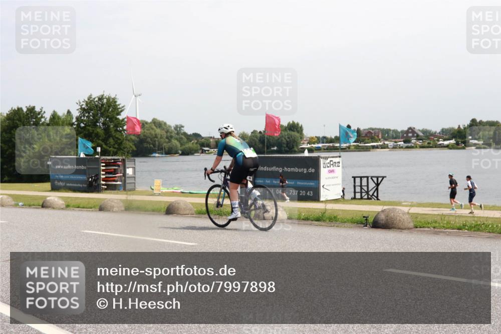 21.06.2025 - 27. Vierlanden-Triathlon H.Heesch http://msf.ph/oto/7997898 15.06.2025 11:34:27 Radfahren 806, 905 meine-sportfotos.de