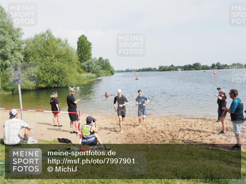 21.06.2025 - 27. Vierlanden-Triathlon MichiJ http://msf.ph/oto/7997901 15.06.2026 09:59:56 Schwimmen 351, 358 meine-sportfotos.de