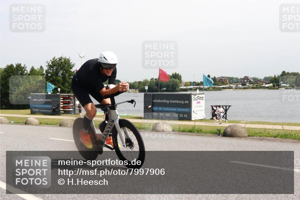 21.06.2025 - 27. Vierlanden-Triathlon H.Heesch http://msf.ph/oto/7997906 15.06.2025 11:34:32 Radfahren 250, 822, 905 meine-sportfotos.de
