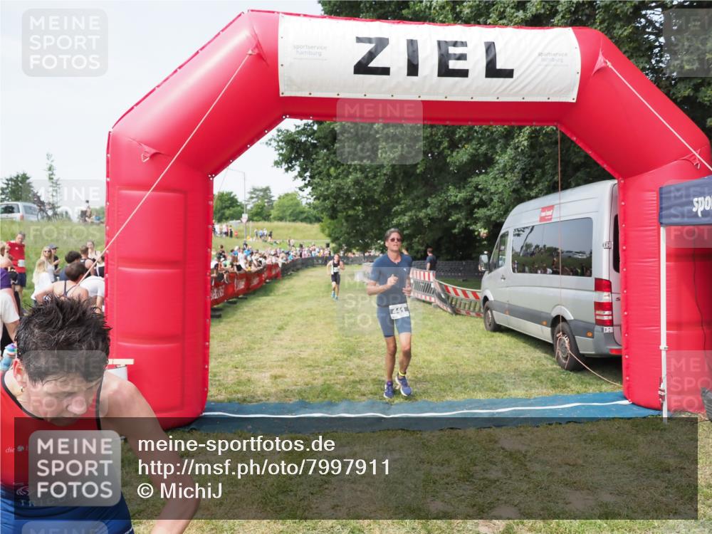 21.06.2025 - 27. Vierlanden-Triathlon MichiJ http://msf.ph/oto/7997911 15.06.2026 11:21:05 Ziel 409, 441, 512 meine-sportfotos.de