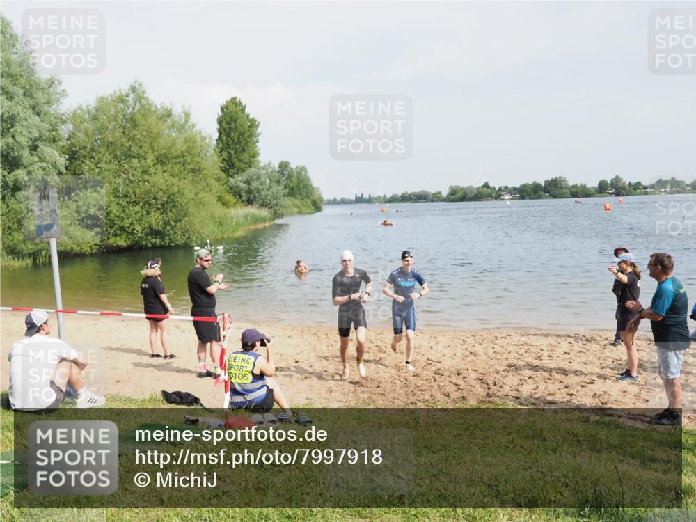 21.06.2025 - 27. Vierlanden-Triathlon MichiJ http://msf.ph/oto/7997918 15.06.2026 09:59:56 Schwimmen 351, 358 meine-sportfotos.de
