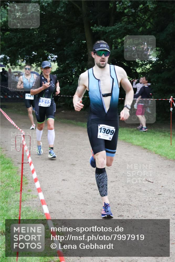 21.06.2025 - 27. Vierlanden-Triathlon Lena Gebhardt http://msf.ph/oto/7997919 15.06.2025 13:55:53 Laufen 1311, 1215, 202, 1309, 12 meine-sportfotos.de