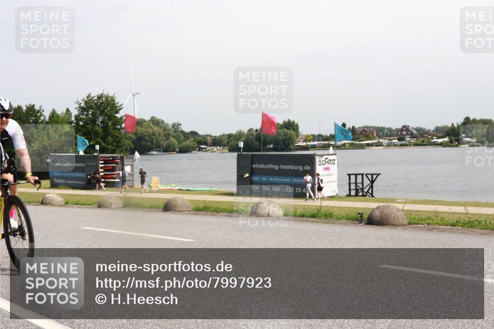 21.06.2025 - 27. Vierlanden-Triathlon H.Heesch http://msf.ph/oto/7997923 15.06.2025 11:34:33 Radfahren 250, 822, 905 meine-sportfotos.de