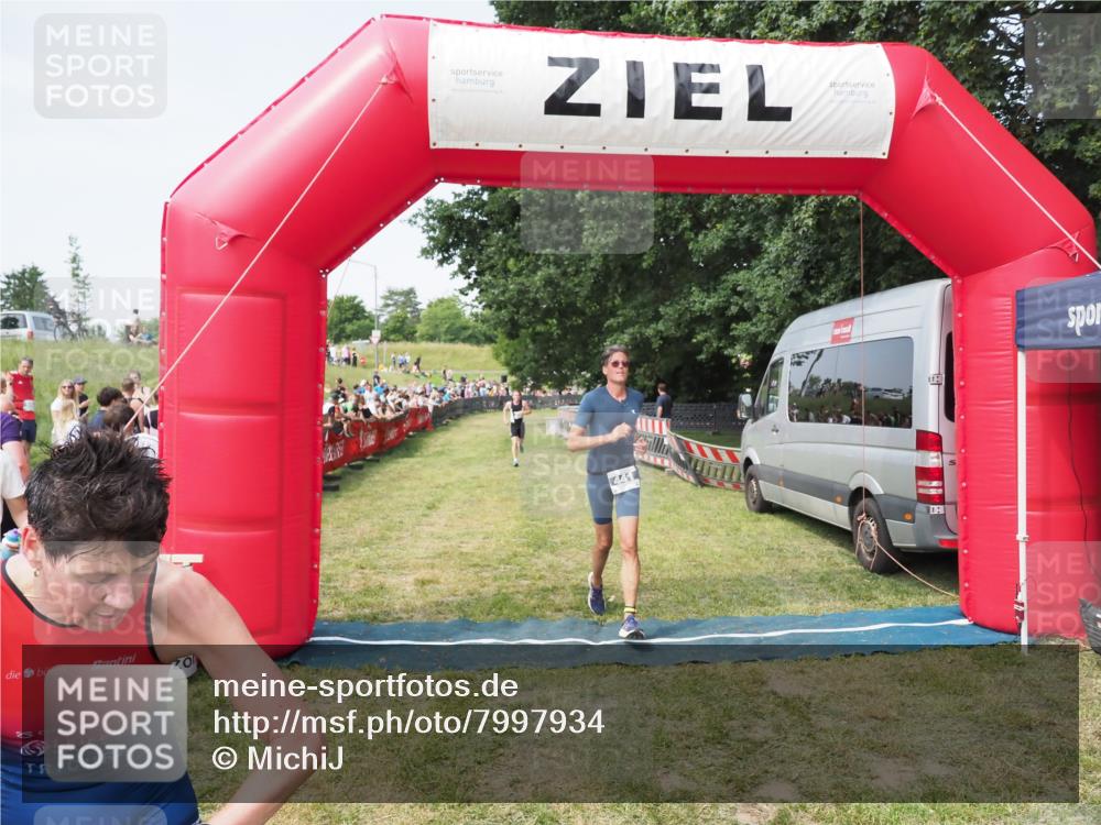 21.06.2025 - 27. Vierlanden-Triathlon MichiJ http://msf.ph/oto/7997934 15.06.2026 11:21:05 Ziel 409, 441, 512 meine-sportfotos.de