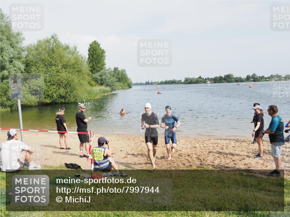 21.06.2025 - 27. Vierlanden-Triathlon MichiJ http://msf.ph/oto/7997944 15.06.2026 09:59:56 Schwimmen 351, 358 meine-sportfotos.de