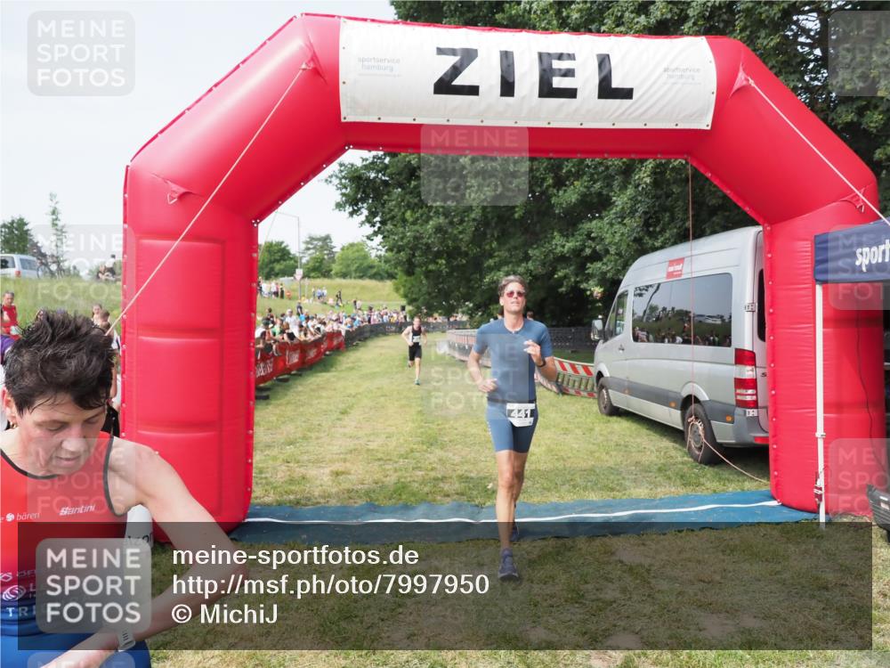 21.06.2025 - 27. Vierlanden-Triathlon MichiJ http://msf.ph/oto/7997950 15.06.2026 11:21:05 Ziel 409, 441, 512 meine-sportfotos.de