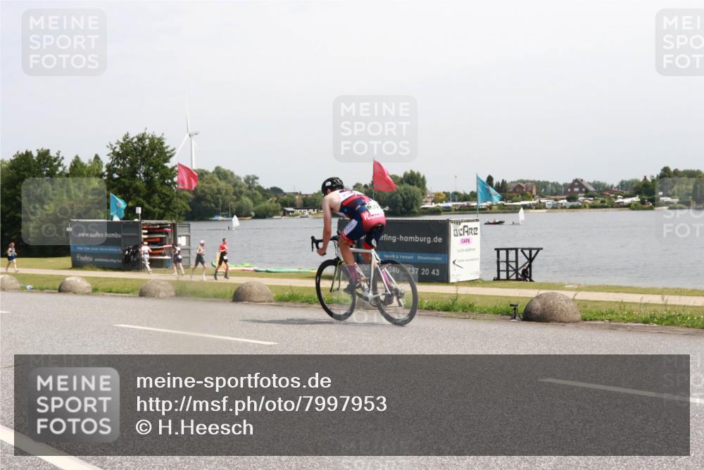 21.06.2025 - 27. Vierlanden-Triathlon H.Heesch http://msf.ph/oto/7997953 15.06.2025 11:34:40 Radfahren 740, 935 meine-sportfotos.de