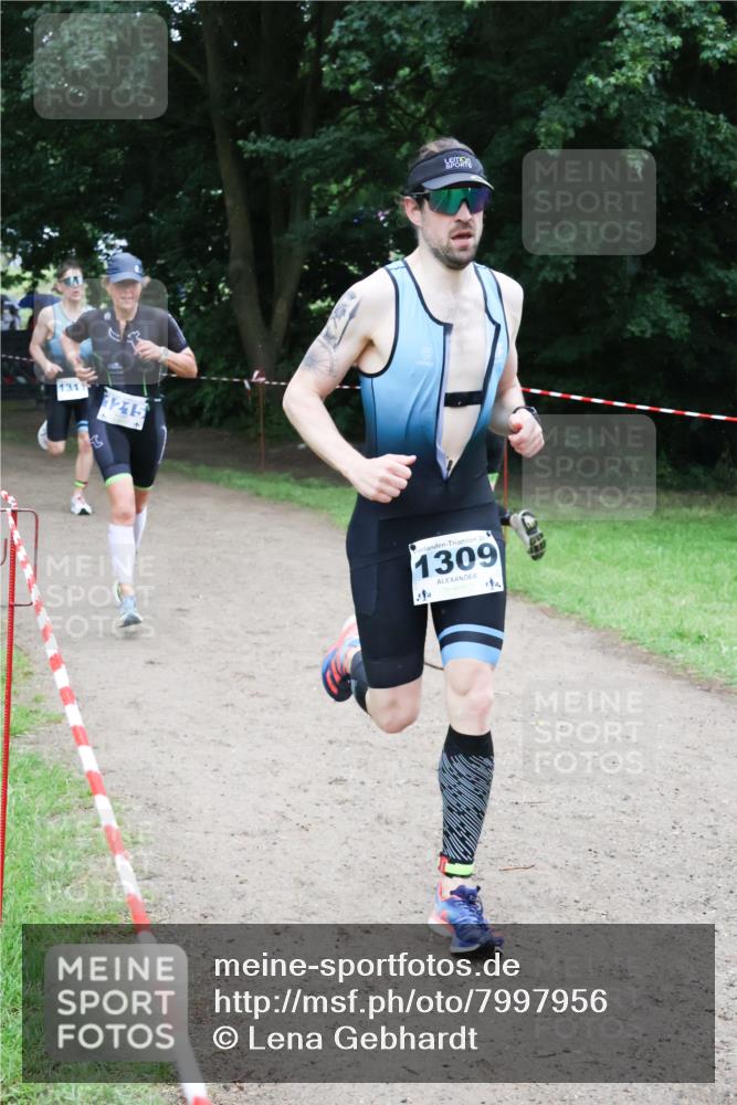 21.06.2025 - 27. Vierlanden-Triathlon Lena Gebhardt http://msf.ph/oto/7997956 15.06.2025 13:55:53 Laufen 1311, 1215, 20, 1309 meine-sportfotos.de