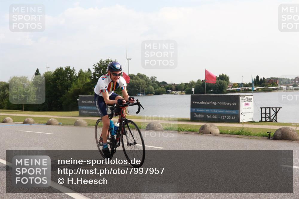 15.06.2025 - 27. Vierlanden-Triathlon H.Heesch http://msf.ph/oto/7997957 15.06.2025 09:43:57 Radfahren 124, 157, 208 meine-sportfotos.de